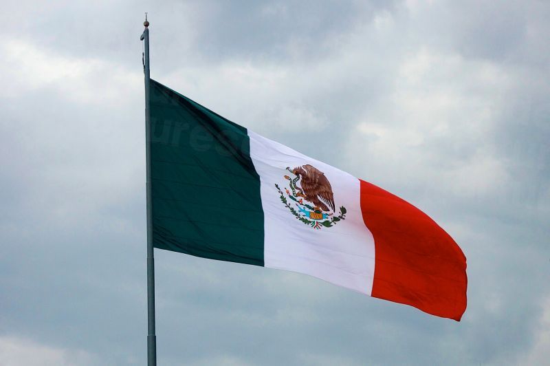 dd_201707070601_giant-mexican-flag-waves.jpg