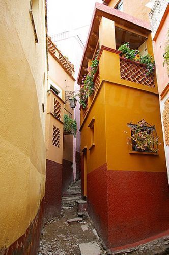 Callejón del Beso (The Alley of the Kiss)