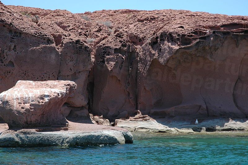 800px-Mexico_spongy_red_cliffs_on_the_blue_sea_of_cortez,_Baja_California_Sur,_Mexico