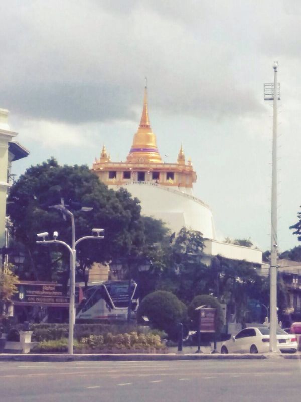 dd_201704260201_golden_mountain_at_wat_saket.jpg