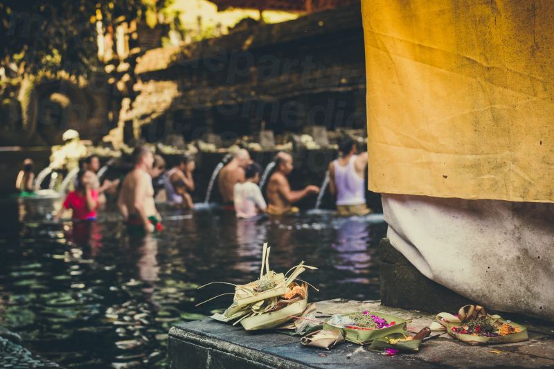 md_201912040455_photo-of-people-in-the-body-of-water-taking-a-bath-730066.jpg